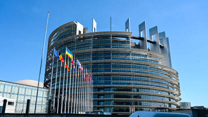 Strasbourg, Francuska: Zastave zemalja članica EU ispred Evropskog parlamenta. Zgrada Evropskog parlamenta. Institucije Evropske unije.