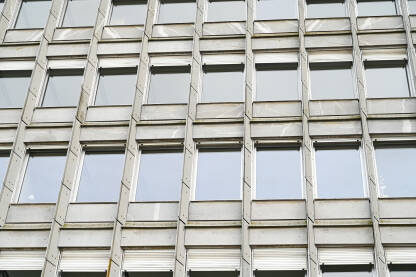 Prozori u zgradi u gradu. Eksterijer stambene zgrade u gradu. Socijalistička arhitektura.