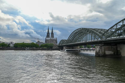 Köln, Njemačka. Poznati most Hohenzollern i katedrala u centru grada.