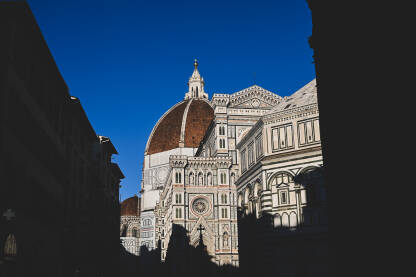 Firenca, Italija: Katedrala u Firenci. Katedrala u centru grada, ujedno i katedralna bazilika Firentinske nadbiskupije. Cattedrale di Santa Maria del Fiore.