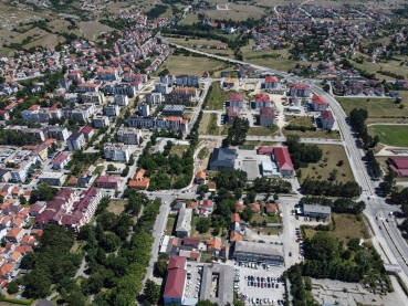 Grad Livno, BiH, snimak dronom. Panorama Livna. Zgrade, kuće i ulice.