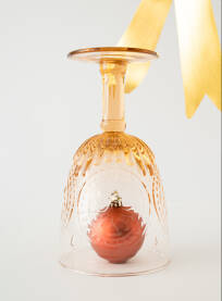 Božićni, novogodišnji ukras u vintage čaši.