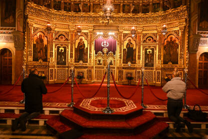 Vjernici se mole u pravoslavnoj crkvi.