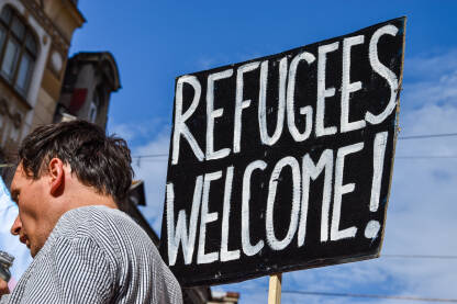 Natpis "Izbjeglice, dobrodošli" na Povorci ponosa 2022.