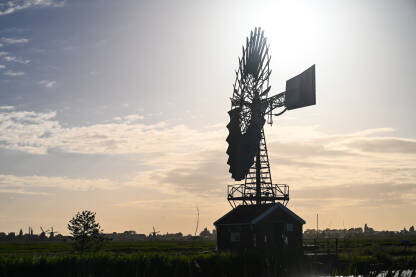 Silueta vjetrenjače tokom zalaska sunca u Nizozemskoj.