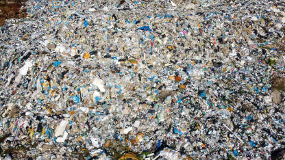 Deponija smeća s gomilom otpada, snimak dronom. Zagađenje okoliša. Plastične vrećice, ambalaža i pet boce. Tone smeća.