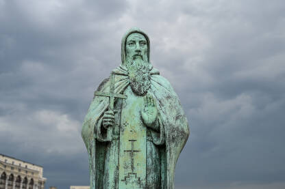 Skoplje, Severna Makedonija: Statue na mostu u centru grada. Bronzane skulpture.