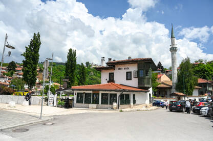 Poznata historijska građevina Inat kuća, smještena na obali rijeke Miljacke u Sarajevu. Arhitektonsko naslijeđe tradicionalne stare bosanske kuće.