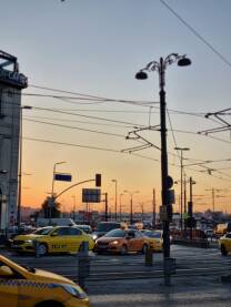 Zalazak sunca u Istanbulu. Gužva u gradu. Taxi vozila.