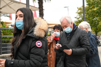 Ljudi nose maske za lice tokom pandemije Covida-19. Koronavirus.