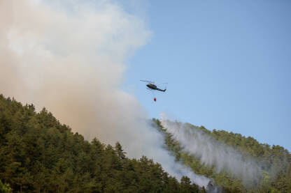 Helikopteri OS BiH u akciji gašenja šumskog požara.