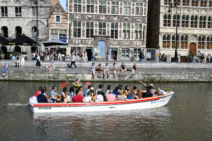 Turisti na čamcu u Gentu, Belgija.