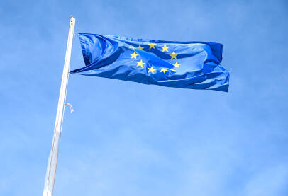 Zastava EU se vijori na vjetru. Zastava Evropske unije na stupu.