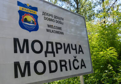 Tabla pored puta. Modriča, Republika Srpska, Bosna i Hercegovina.