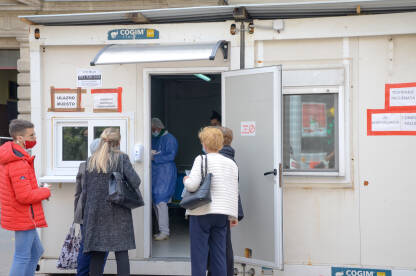 Ljudi čekaju u redu na rezultate testiranja na Coronavirus. Ljudi čekaju u redu na rezultate testiranja na Coronavirus. Epidemija virusa korona. Covid-19. Pandemija.