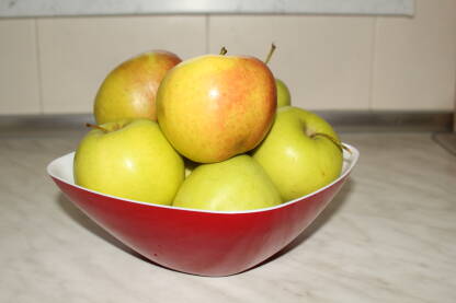 Jabuke u crvenoj zdjeli