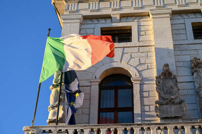 Zastava Italije na zgradi. Italija