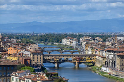 Mostovi preko rijeke Arno, koja dijeli Firencu na dva dijela. Prvi most je Stari most, Ponte Vecchio.