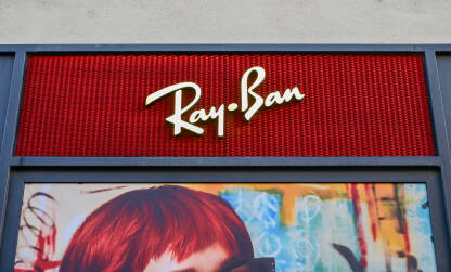 Ray ban logo na trgovini. Ray-Ban je brend sunčanih i dioptrijskih naočala.