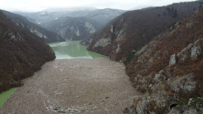 Plutajuća deponija na Drini kod Višegrada.