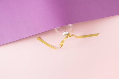 Ukrasna kuglica na ružičastoj pozadini. Božićna, Novogodišnja čestitka.