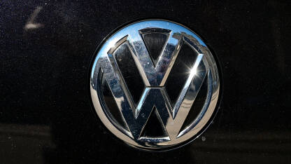 Volkswagen znak na autu. Logo. Volkswagen je njemački proizvođač automobila. VW.