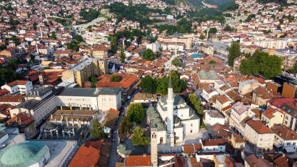 Sarajevo, Bosna i Hercegovina: Panoramski snimak na grad Sarajevo dronom. Glavni grad BiH.