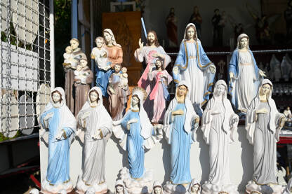 Međugorje, Bosna i Hercegovina: Statue Djevice Marije. Kipovi Blažene Djevice Marije na prodaju u trgovini. Suveniri iz Međugorja, mjesta hodočasnika.