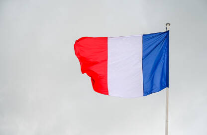 Zastava Francuske. Francuska nacionalna zastava na jarbolu.