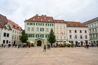 Bratislava, Slovačka: Ljudi na glavnom trgu u centru grada. Zgrade u Hlavné námestie - glavnom trgu u starom gradu.