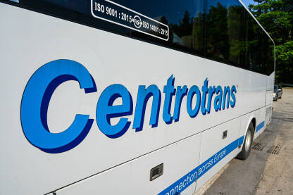 Logo kompanije Centrotrans na autobusu. Usluga međunarodnog autobuskog prevoza.