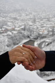 Mladi par odlučuje da svoju ljubavnu vezu kruniše vjeridbom u sniježnom Sarajevu. Iako su temperature niske njihova ljubav je pobijedila sve prepreke. Živjela ljubav, živjela mladost.