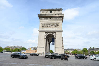 Pariz, Francuska: Trijumfalna kapija u centru grada na trgu Charles de Gaullea. Pariz je izuzetno popularna turistička destinacija u Evropi.