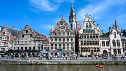 Ghent, Belgija: zgrade u centru grada i rijeka Leie. Turisti u centru grada. Graslei kej u historijskom gradu Gentu.