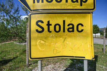 Saobraćajni znak s nazivom grada Stolac ispisanim latinicom i izbrisanim nazivom na ćirilici. Stolac je grad u Bosni i Hercegovini.