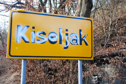 Tabla sa natpisom: Kiseljak, grad u centralnoj BiH. Saobraćajni znak pored puta.