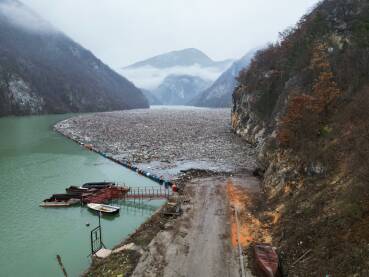 Na rijeci Drini kod Višegrada nalaze se tone smeća, a godišnje se iz jezera HE Višegrad se izvadi od 6.000 do 8.000 metara kubnih.