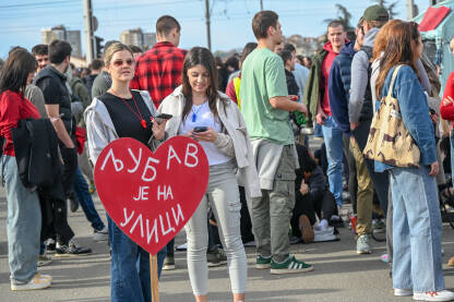Studenti u Srbiji blokiraju ulicu/saobraćajnicu. Natpis "Ljubav je na ulici". Studentske blokade Autokomande, 27.01.2025.