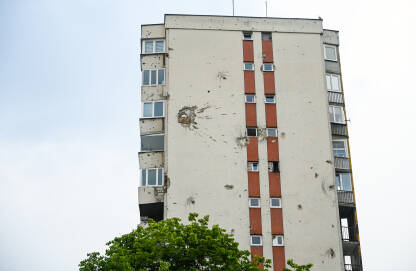 Ostaci rata na zgradi u Sarajevu, BiH. Zgrada pogođena granatama.