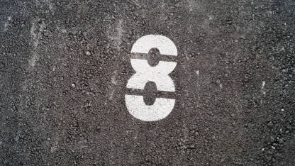 Broj osam na asfaltu