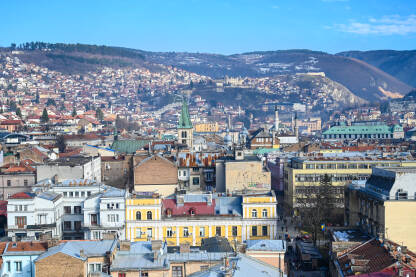 Panoramski pogled na Sarajevo, Bosna i Hercegovina. Zgrade, kuće, katedrala, džamija.