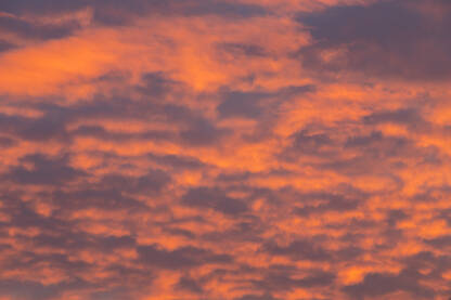 Oblaci u interesantnoj i lijepoj formaciji u vrijeme zalaska sunca sa prelivima boja