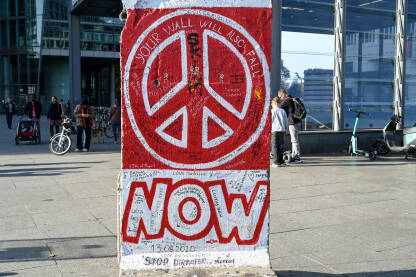 Ostaci Berlinskog zida sa "Peace" znakom. Berlin, Njemačka. Simbol mira i ujedinjenja.