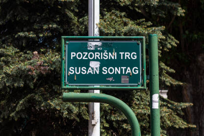 Tabla sa oznakom Pozorišni trg Susan Sontag u Sarajevu