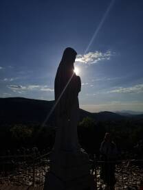 Kip Djevice Marije u Međugorju. Mjesto ukazanja