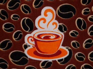 Kafa narandzaste boje, zrna kafe crne boje, braon pozadina