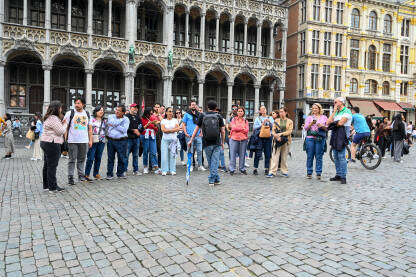 Brisel, Belgija: Grupa turista na glavnom trgu. Ljudi istražuju grad.