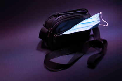 Zaštitna maska za lice u torbici za lične dokumente