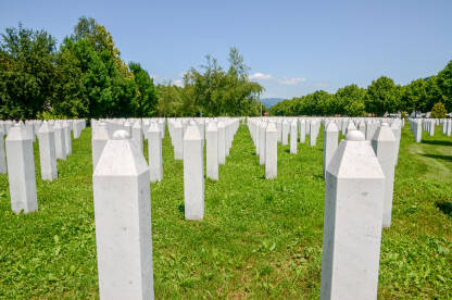 Srebrenica, Bosna i Hercegovina: Nadgrobni spomenici u Memorijalnom centru Potočari. Groblje identifikovanih žrtava ubijenih u genocidu u Srebrenici 1995. godine.