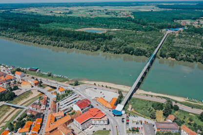 Centar Brčkog iz zraka, rijeke Sava i granični most između Hrvatske i BiH, Gunja i Brčko.